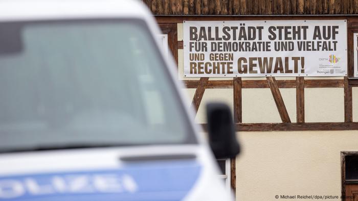 Ein Plakat mit einem Aufruf gegen rechte Gewalt hängt in Sichtweite eines Hauses der rechten Szene Ein Plakat mit einem Aufruf gegen rechte Gewalt hängt in Sichtweite eines Hauses der rechten Szene