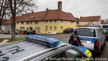 Polizeiautos stehen vor einem Haus (M), das der rechten Szene zuzuordnen ist. Mit einer großangelegten Razzia ist die Polizei in mehreren Bundesländern gegen ein Neonazi-Netzwerk vorgegangen. Bei den Durchsuchungen in Thüringen, Sachsen-Anhalt und Hessen ging es um den Verdacht des großangelegten Drogenhandels und der Geldwäsche, wie das Landeskriminalamt Thüringen (TLKA) am Freitagmorgen mitteilte. +++ dpa-Bildfunk +++