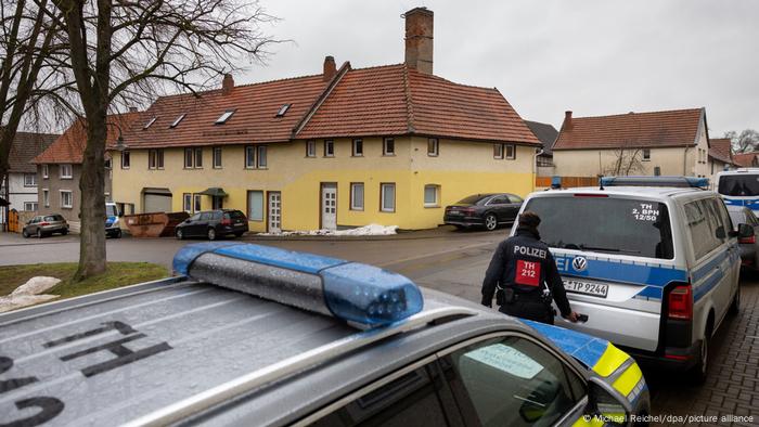 Polizeiautos stehen vor einem Haus in Ballstädt, das der rechten Szene zuzuordnen ist Polizeiautos stehen vor einem Haus in Ballstädt, das der rechten Szene zuzuordnen ist