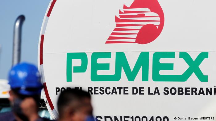 Foto del logo de PEMEX en una refinería.