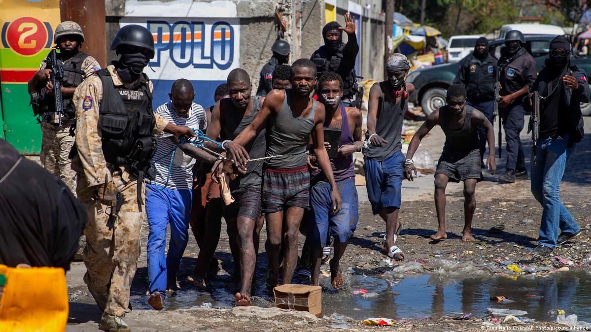 25 die, 400 prisoners escape in Haiti jailbreak DW 02/27/2021