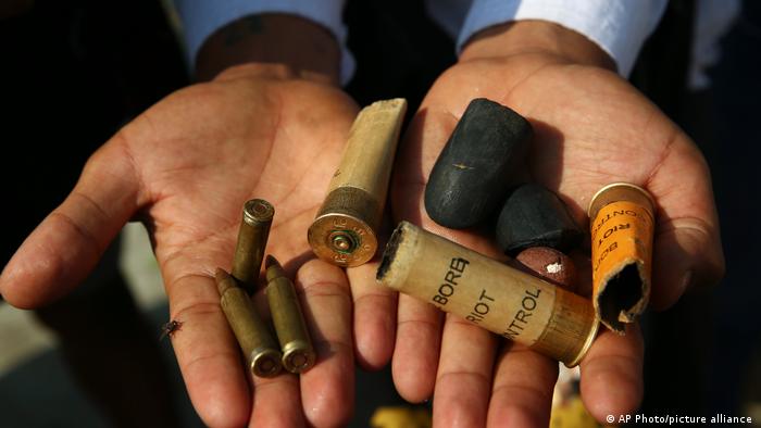 Foto de un par de manos con municiones disparadas por la Policía en Birmania