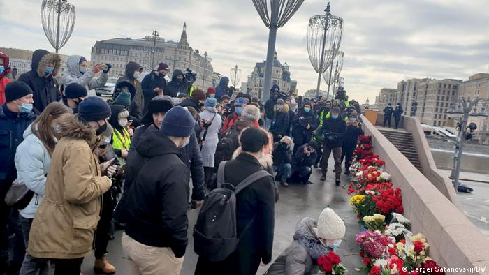 Силовики не перешкоджають людям покладати квіти