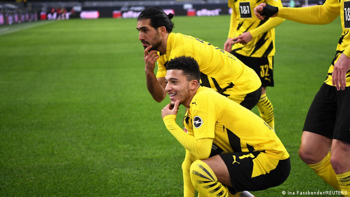 Jadon Sancho von Borussia Dortmund feiert mit Emre Can ein Tor.