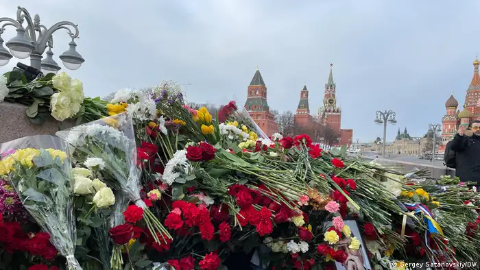 人们用鲜花纪念被谋杀的克里姆林宫批评者涅姆佐夫（Boris Nemtsov）