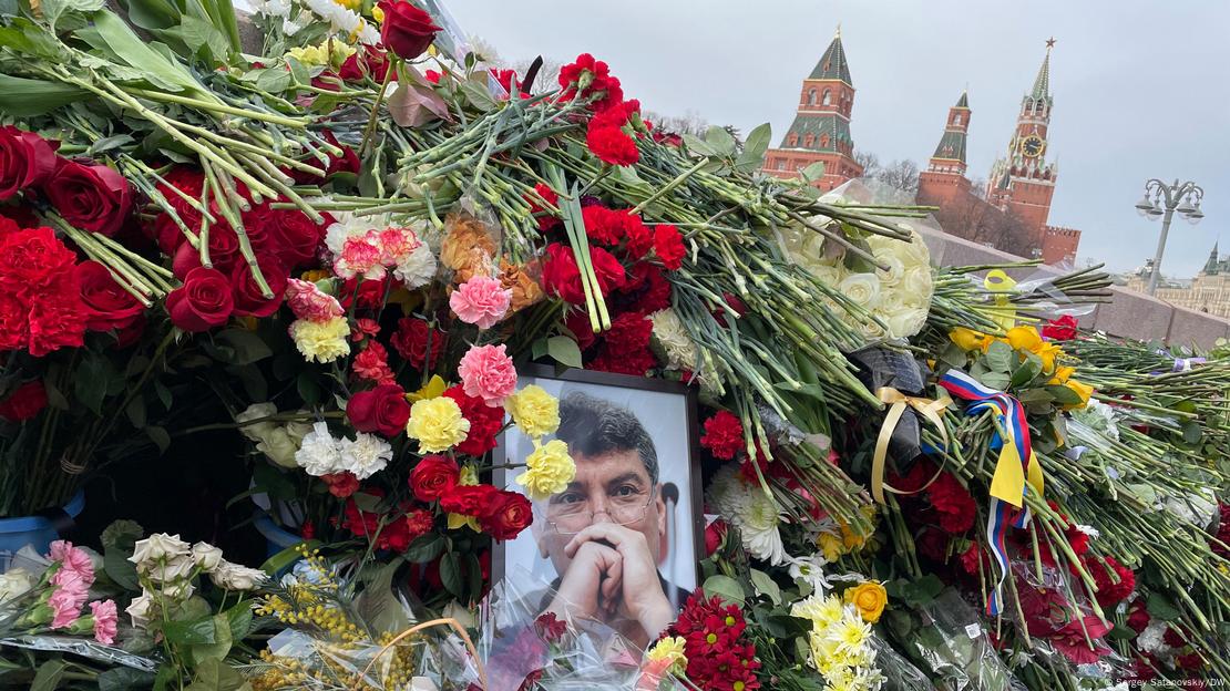 Cvijeće na mjestu ubojstva Borisa Njemcova s njegovom fotografijom