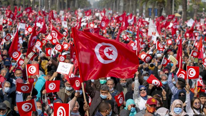 Waandamanaji wafuasi wa chama cha Ennahda katika jiji la Tunis nchini Tunisia