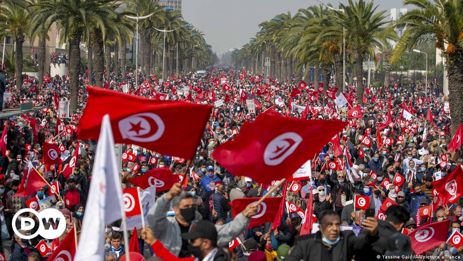 tunisia-thousands-protest-amid-political-standoff