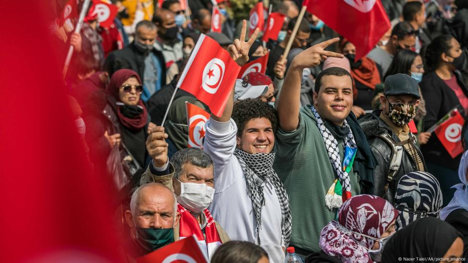 Tunus'ta binlerce En Nahda yanlısı sokağa döküldü