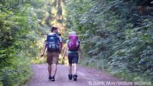 Zwei Wanderer gehen auf dem Hexenstieg im Harz, aufgenommen am 31.05.2018 bei Osterode. Foto: Frank May/picture alliance (model released) || Modellfreigabe vorhanden