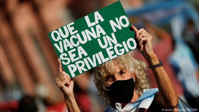 Vacunas VIP”: Argentina protesta en las calles tras escándalo | Argentina | DW | 27.02.2021