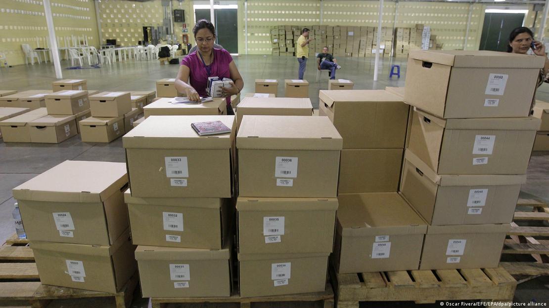 Foto simbólica de personas del TSE que se preparan para las votaciones en El Salvador en una imagen de archivo. Foto simbólica de personas del TSE que se preparan para las votaciones en El Salvador en una imagen de archivo.
