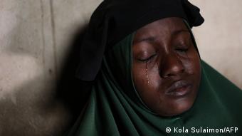 Une jeune fille en larmes après l’enlèvement de sa sœur
