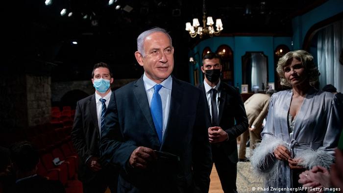 Benjamin Netanjahu und die Schauspielerin Carmit Mesilati Kaplan in den Innenräumen des Khan Theaters