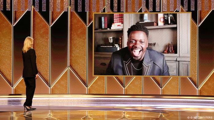 Golden-Globe-Gewinner Daniel Kaluuya freut sich auf einer Videoleinwand über die Auszeichnung.