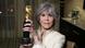 Jane Fonda hält ihren Ehrenpreis in die Höhe
