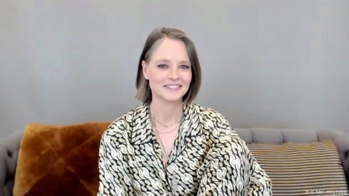 Jodie Foster sitzt auf einem Sofa und erhält einen Golden Globe.
