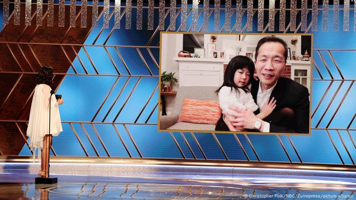 Regisseur Lee Isaac Chung erhält den Golden Globe für den besten fremdsprachigen Film.