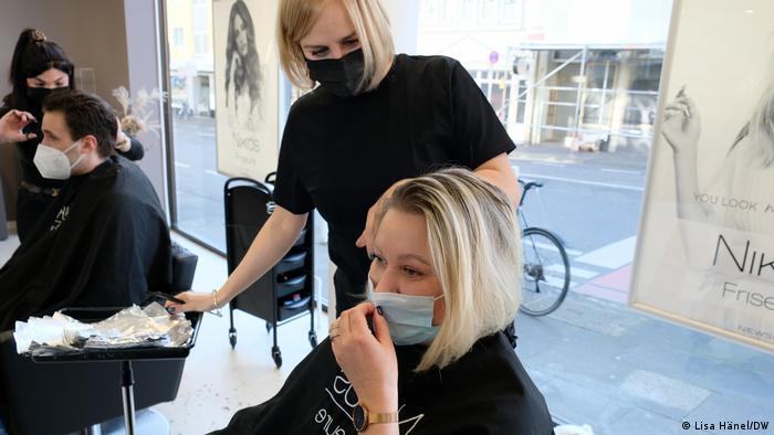 A hairdresser in Bonn with a customer