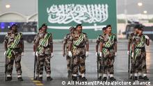 ARCHIV - Soldaten der Saudi-Arabischen Armee marschieren am 09.10.2013 während einer Militärparade in Mekka (Saudi-Arabien). (zu dpa «Die Erzrivalen Saudi-Arabien und Iran» vom 20.05.2017) Foto: Ali Hassan/EPA FILE/dpa +++ dpa-Bildfunk +++