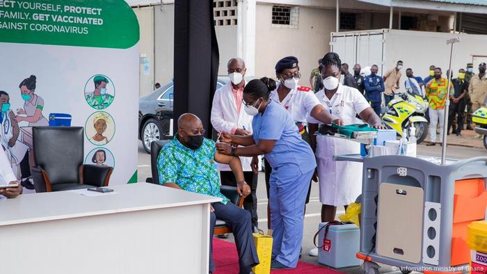 Ghana President Nana Akufo-Addo being vacinated. 