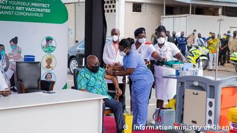 Il est important que je donne l'exemple et montre que ce vaccin est sûr, a dit le président ghanéen Nana Akufo-Addo en se faisant vacciner