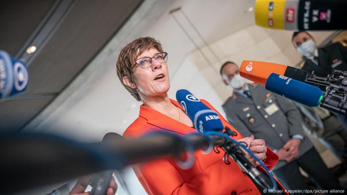 Annegret Kramp-Karrenbauer durante una conferencia de prensa.