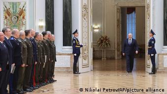 Лукашенко входит в зал, его встречает шеренга глав силовых ведомств