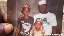 Verschleppt von Islamisten: Die 16-jährige Muanarabo Oliveira auf einem Familienfoto mit ihrem Vater und der Schwester.
Aufnahmeort: Quirimba, Mozambik, Februar 2021, Fotograf: Adrian Kriesch/DW