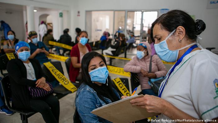 Pacientes esperan para ser vacunados en Ecuador.