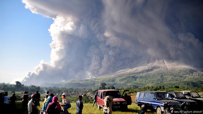 Debu mengalir di atas Gunung Sinabung