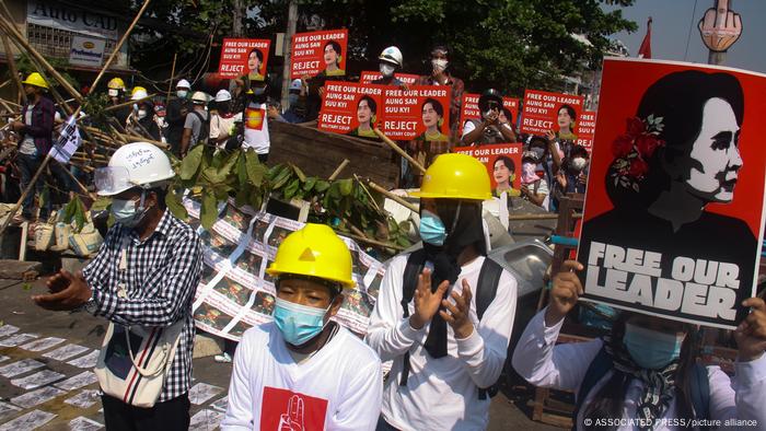 El golpe de Estado del 1 de febrero depuso al gobierno civil de Aung San Suu Kyi, cuya libertad reclaman los manifestantes. El golpe de Estado del 1 de febrero depuso al gobierno civil de Aung San Suu Kyi, cuya libertad reclaman los manifestantes.