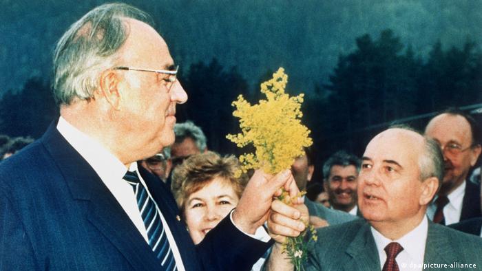 Almanya'nın eski başbakanı Helmut Kohl, Kafkasya'ya Haziran 1990'da yaptığı bir ziyarette Sovyetlerin eski lideri Mihael Gorbaçov ile bir araya gelmişti