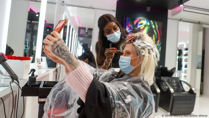 Hairdressers in Germany: Anyone who works with people over a long period of time and without any distance is exposed to an increased risk of infection with Corona