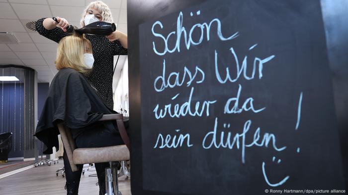 Frau lässt sich im deutschen Friseursalon die Haare schneiden