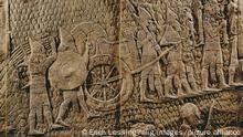 Assyrer mit Beute aus Lachisch / Relief Neuassyrisch, 7.Jh.v.Chr. - Eroberung der juedischen Stadt Lachisch durch die Assyrer unter Sanherib, 701 v.Chr.: Assyrische Krie- ger mit ihrer Beute aus Lachisch auf einem Karren. - Ausschnitt aus einem Relief vom Palast des Sanherib in Ninive (Irak). Hoehe 165 cm. London, British Museum.