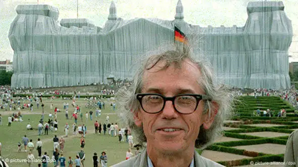 Der amerikanische Verhüllungskünstler CHRISTO steht vor dem verpackten Reichstagsgebäude in Berlin und lächelt in die Kamera des Fotografen. (COLORplus)