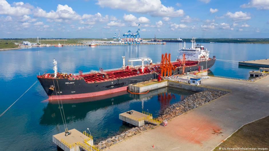斯裡蘭卡的漢班托塔港被租借給中國企業，往往被視作「債務陷阱」的典型案例