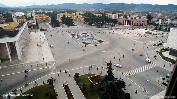 Flash-Galerie Albanien Wende 1990 Tirana Parlamentsgebäude