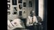 Schwarzweiß-Foto von René Hubert, der auf einem Sofa neben Starfotos sitzt. Schwarzweiß-Foto von René Hubert, der auf einem Sofa neben Starfotos sitzt.