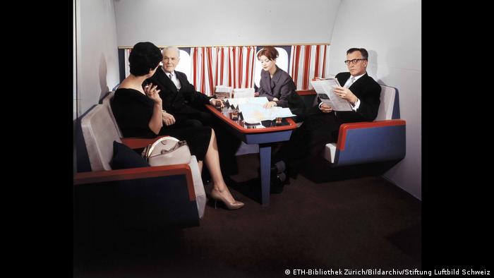René Hubert a travaillé comme consultant en design pour Swissair.  Voici à quoi ressemblait la cabine de première classe d'un DC-8 en 1960.