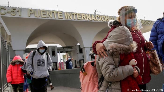 Foto simbólica de migrantes en el puente internacional de México