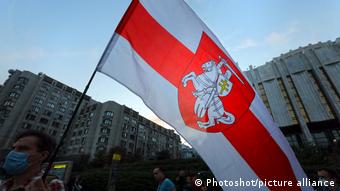 Пагоня - белорусский национальный флаг с историческим гербом - всадником с мечом и щитом, на котором изображен крест