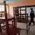 Ein Lehrer, aber keine Schüler (mehr) - so gesehen in einer Schule in El Alto in Bolivien 