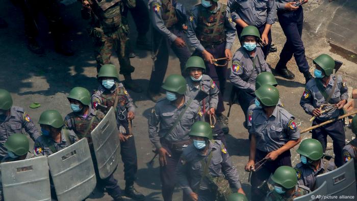 Myanmar | Demonstration gegen Militärputsch: Polizisten und Soldaten bwegen sich auf Demonstranten zu