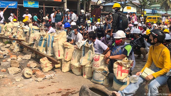 Los manifestantes están bloqueando las calles en numerosas ciudades, construyendo barricadas con ladrillos y sacos de arena.