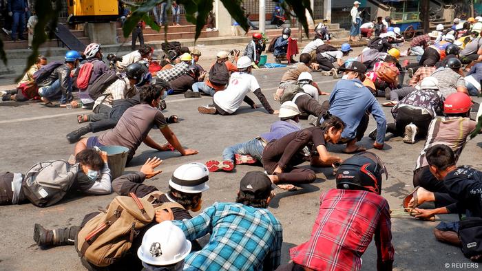 Manifestantes se echan al suelo luego de que la policía abriera fuego para dispersar una protesta en Mandalay (03.03.2021)