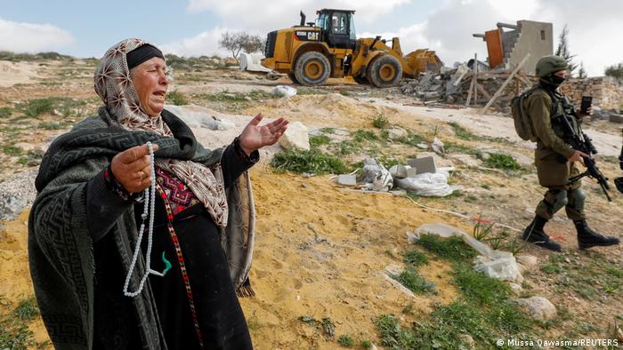 مغربی کنارے کا مقبوضہ فلسطینی علاقہ، دو مارچ، دو ہزار اکیس: عبرون کے نواح میں ایک فلسطینی خاتون اور اس کا گھر منہدم کرتی ہوئی اسرائیلی فورسز