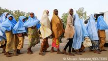 *** Dieses Bild ist fertig zugeschnitten als Social Media Snack (für Facebook, Twitter, Instagram) im Tableau zu finden: Fach „Images“ —> Weltspiegel/Bilder des Tages ***
02.03.21 *** Girls who were kidnapped from a boarding school in the northwest Nigerian state of Zamfara walk in line after their release, in Zamfara, Nigeria March 2, 2021. REUTERS/Afolabi Sotunde TPX IMAGES OF THE DAY