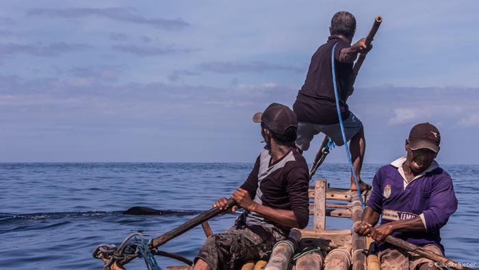 Das ist die Crew von Petrus Glau Blikolulong Papa Petro - ein hochangesehener Lamafa. Die Lamafa-Tradition wird innerhalb von nur 10 Clans weitergegeben. Sie tragen eine große Verantwortung für die Gemeinschaft. Papa Petro wartet auf den richtigen Moment um abzuspringen. Mit der Kraft seines Körpergewichts und der Eisenspitze der Bambusharpune muss er die dicke Haut des Pottwals durchbohren.